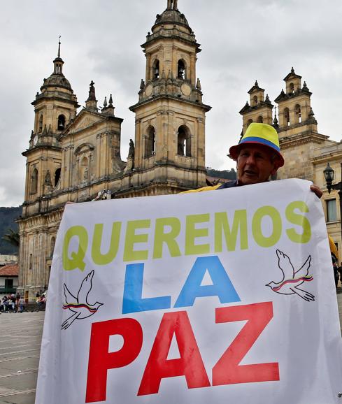 Manifestantes a favor del acuerdo de paz a las puertas del Congreso.