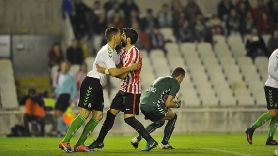 Raúl García, autor de los dos goles, con un rival.