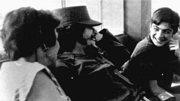 El Che Guevara (c), junto a su madre y su hermano pequeño Juan Martín, en Cuba en 1959.