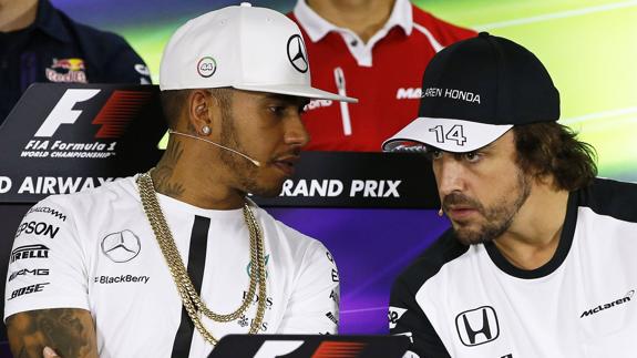 Lewis Hamilton charla con Fernando Alonso. 