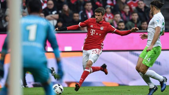 Müller dispara para marcar ante el Wolfsburgo. 