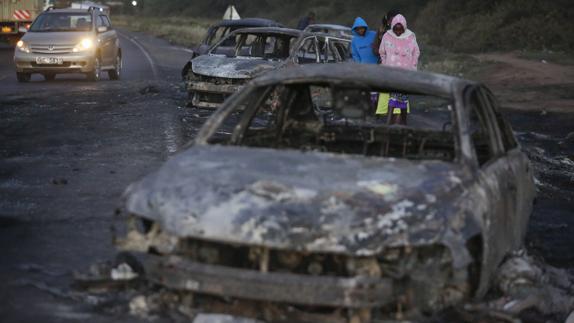 La explosión ha dejado una decena de vehículos calcinados.