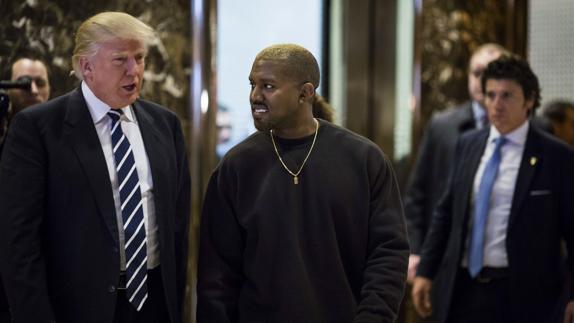 Donald Trump (izq.), durante su reunión con Kanye West (dcha.).