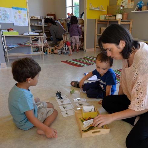 En las escuelas Montessori se fomenta la autonomía del alumno.
