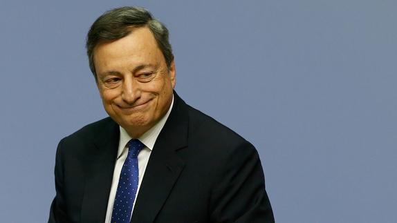 Draghi sonríe. 