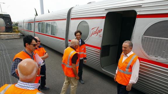 Empleados en una fábrica de trenes Talgo.