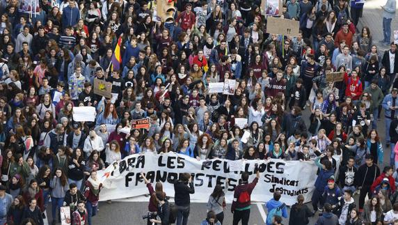 Varios manifestantes en contra de los exámenes de la reválida. 