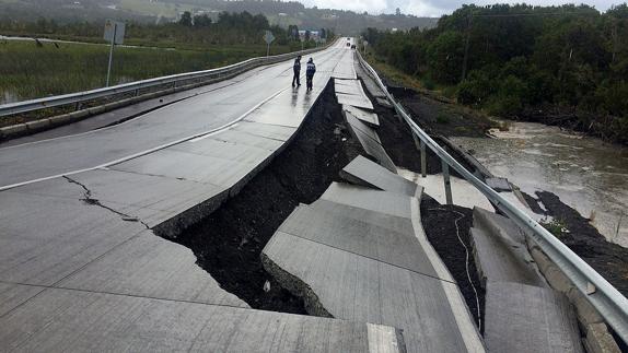 Destrozos de calles tras el terremoto en Tarahuin, Chile.