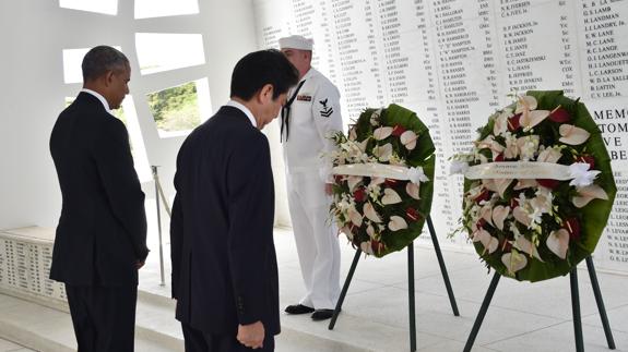 Barack Obama y Shinzo Abe homenajean a las víctimas del ataque a Pearl Harbor.