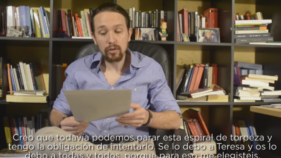 Pablo Iglesias lee la carta a sus seguidores.