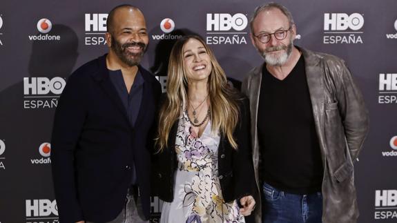 Jeffrey Wright (izq.), Sarah Jessica Parker y Liam Cunningham (dcha.), en la presentación de HBO España.