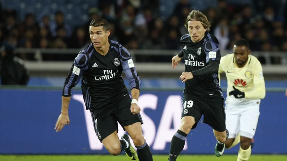 Cristiano Ronaldo y Luka Modric, durante la final del Mundial de Clubes. 