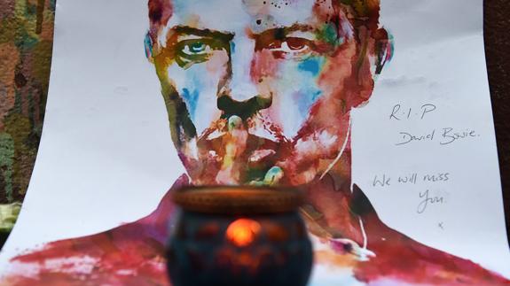 Retrato de David Bowie en un homenaje al músico británico.