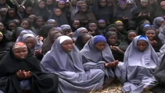 Imagen tomada de un vídeo de Boko Haram donde se ve a las menores secuestradas.