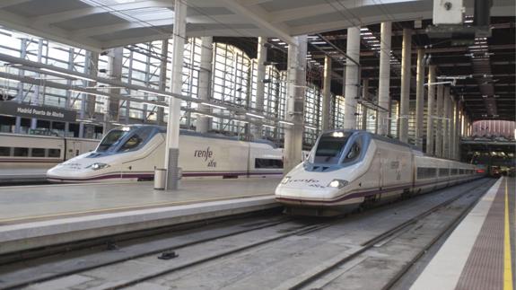 Un tren AVE en la estación de Valencia.
