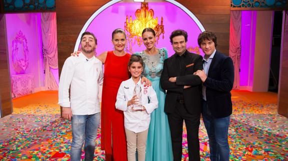 Paula, junto al jurado de 'MasterChef Junior', la presentadora Eva González y Jordi Roca.