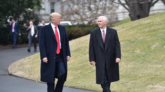 Donald Trump y su vicepresidente, Mike Pence, en los jardines de la Casa Blanca.