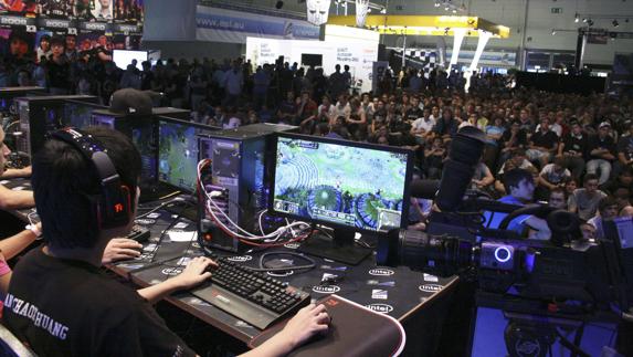 Jugadores de e-sports durante una convención.