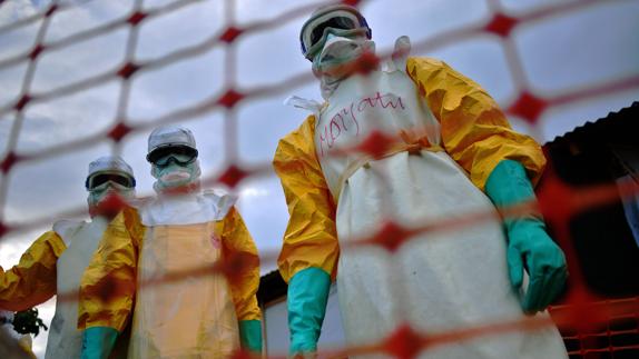 Miembros de Médicos Sin Fronteras, en el epicentro de la propagación del ébola. 