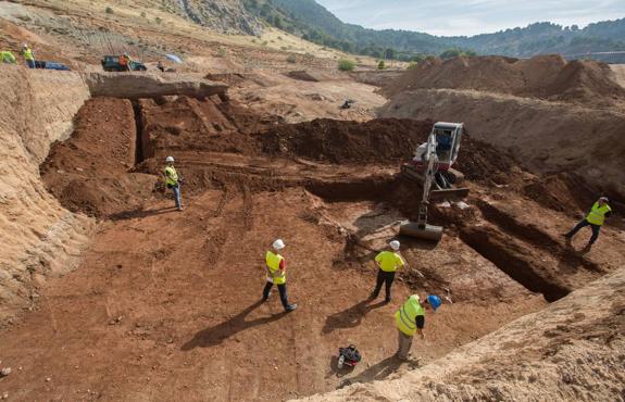 Arqueólogos trabajan para localizar la fosa de García Lorca en el Peñón del Colorado en Alfacar.