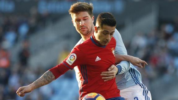 El delantero de Osasuna, Sergio León (I), intenta controlar el balón ante Andreu Fontas. 