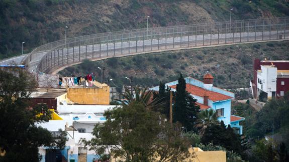 Valla entre Ceuta y Marruecos. 