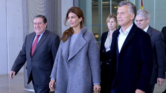 Mauricio Macri y su mujer, Juliana Awada, a su llegada al aeropuerto de Madrid.