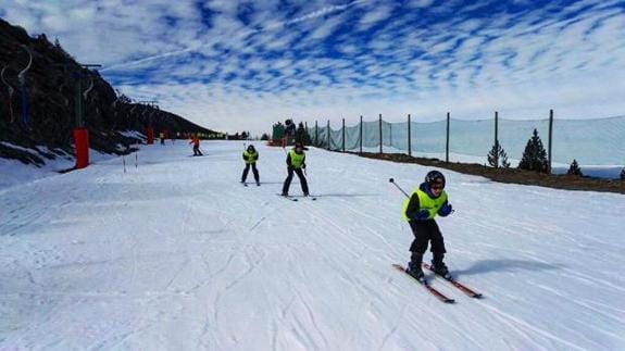 Niños esquiando la estación de Valdezcaray