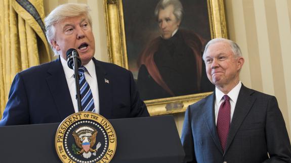 Donald Trump junto al fiscal general, Jeff Sessions.