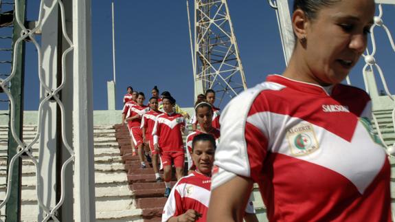 Las jugadoras del Relizane saltan al campo. 