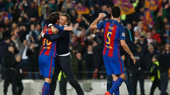 Sergi Roberto se abraza a Luis Enrique tras culminar la gesta. 