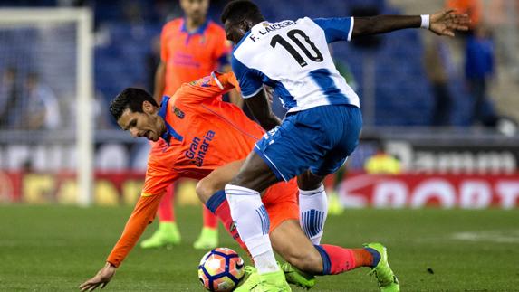 Vicente Gómez (i) lucha con Felipe Caicedo. 