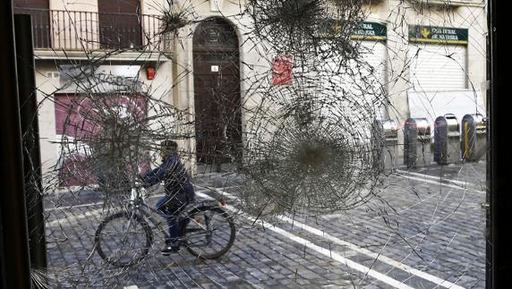 El cristal de un establecimiento de Pamplona tras los incidentes.