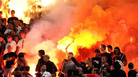 Hinchas del Hajduk Split encienden bengalas durante un partido ante el AEK en 2010. 