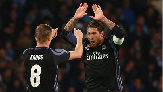 Kroos y Ramos, tras el partido ante el Nápoles. 