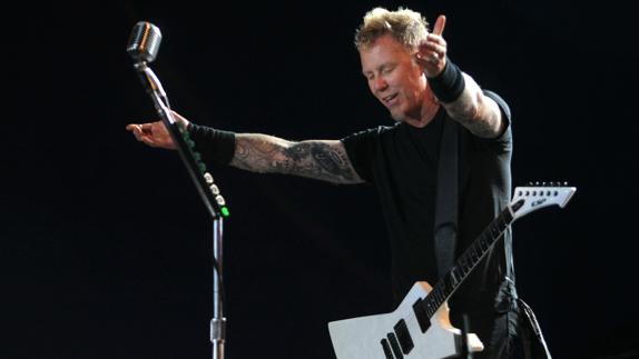 El vocalista de la banda de rock Metálica, James Hetfield, durante un concierto.