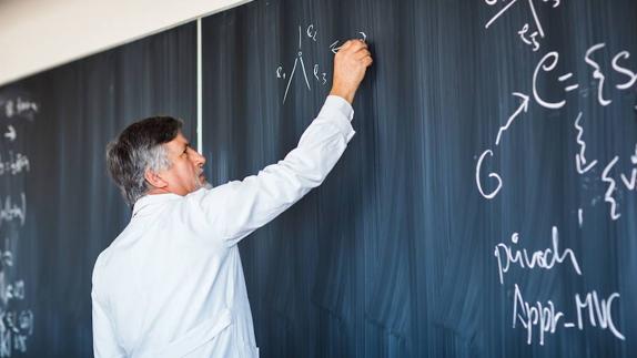 Profesor dando clase en una universidad.