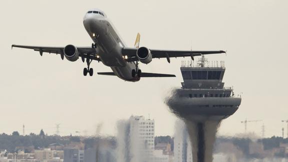 Un avión despega del aeropuerto de Madrid Barajas.