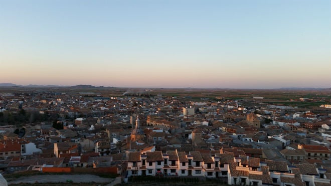 Vista del pueblo de Consuegra desde el cerro Calderico