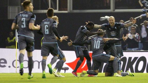 Los jugadores del Celta celebran un gol. 