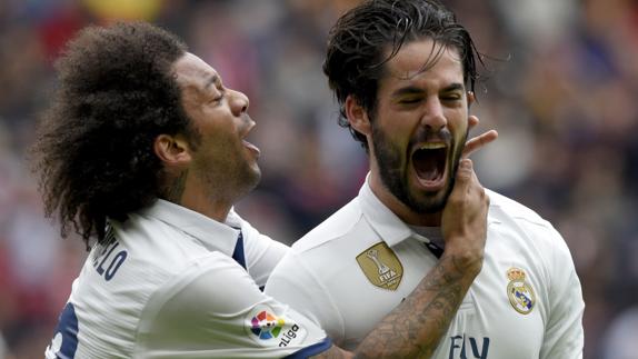 Marcelo celebra con Isco el gol del triunfo blanco. 