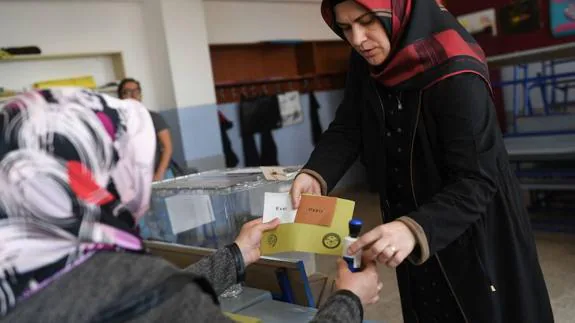 Una mujer vota en el referéndum.