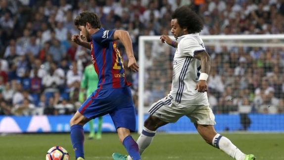 Marcelo (d) no frena a Sergi Roberto en la jugada del 2-3 en el clásico. 