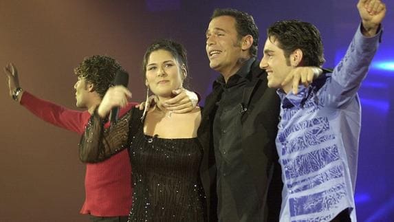 Los ganadores de la primera edición de 'OT' junto al presentador Carlos Lozano.