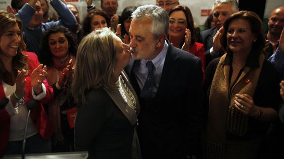 Griñán, besado por su esposa, tras la derrota en las elecciones autonómicas. 