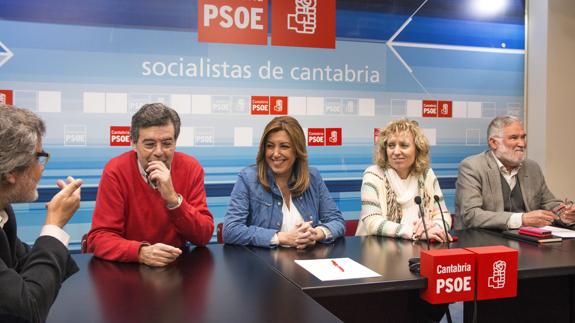 Susana Díaz (c.), en la sede del PSOE cántabro.