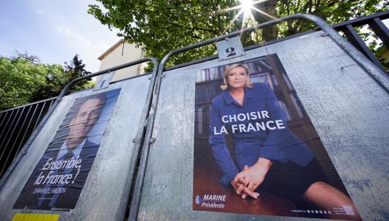 Carteles de campaña de Macron y Le Pen. 