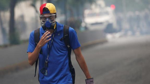 Manifestante con máscara antigas en Caracas.