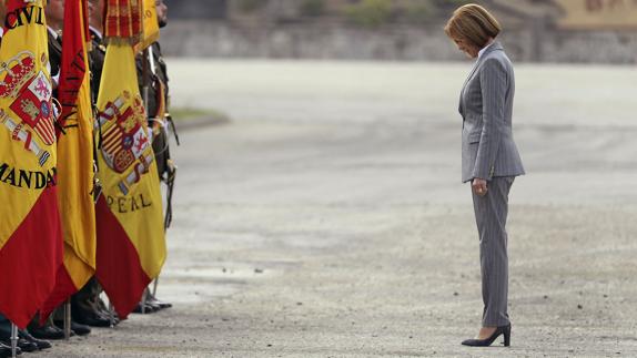 La ministra de Defensa, María Dolores de Cospedal, cabizbaja.