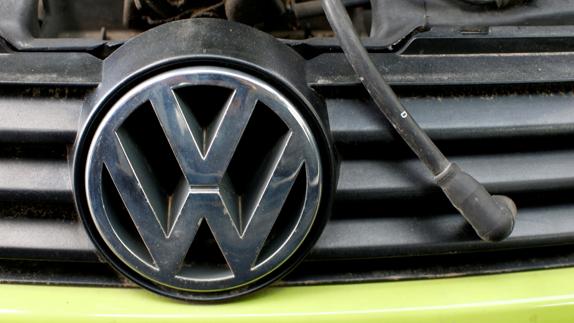 Logotipo de Volkswagen en uno de sus vehículos.